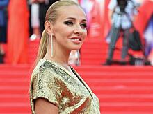 Стильная весна: Навка в худи цвета капуччино запечатлелась на прогулке