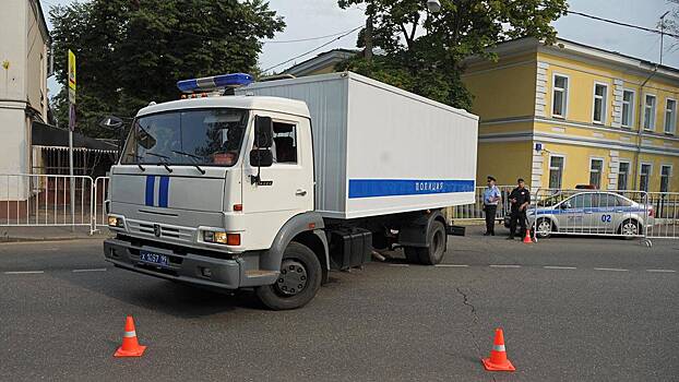 Полицейский автозак в Краснодаре раздавил курьера на мопеде