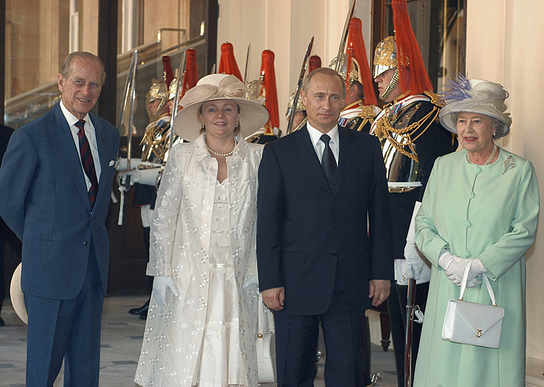 Президент России Владимир Путин, Людмила Путина, Королева Великобритании Елизавета II и ее супруг герцог Эдинбургский Филипп в Букингемскос дворце, 2003 год