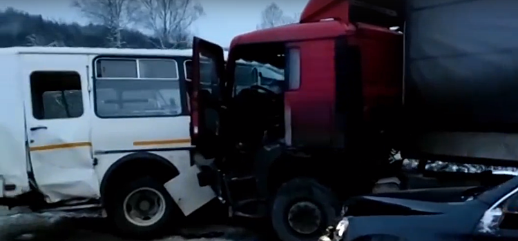 Фура врезалась в автобус с вахтовиками. Есть погибший