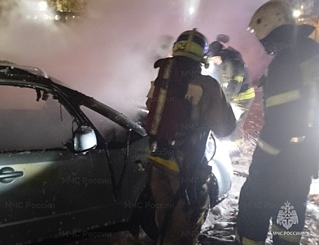 Огонь уничтожил два автомобиля в Калуге