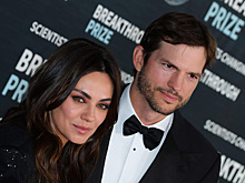 Актриса Мила Кунис впервые за долгое время вышла в свет: была в белом и с другим мужчиной