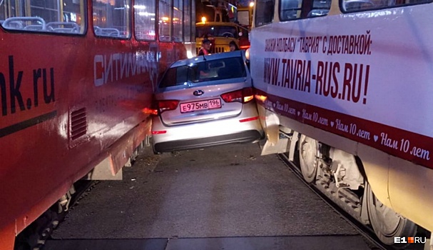 Дорожное видео недели: жаркие объятия трамваев, спасение бабушки и дерзкий поджог автомобиля