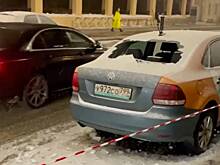 В центре Москвы дворники разбили автомобиль каршеринга