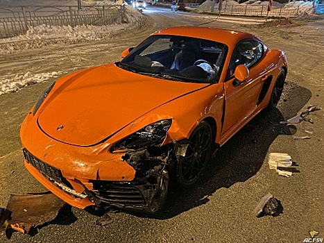 Премиальный спорткар разбился в аварии на Красном проспекте