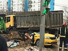 ЦОДД: Уголовное дело возбудили в отношении столкнувшегося с такси в Ясенево водителя грузовика
