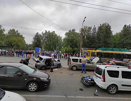«Выбирались из машины через окно»: пострадавшие рассказали подробности резонансного ДТП на улице Удмуртской в Ижевске