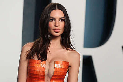 Ратаковски вышла на прогулку вместе с 2-летним сыном