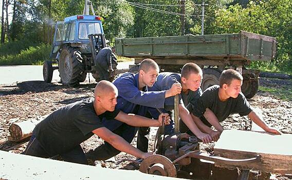 Путевка в жизнь: 14-летним подросткам разрешили "заработать копеечку" на вредном производстве