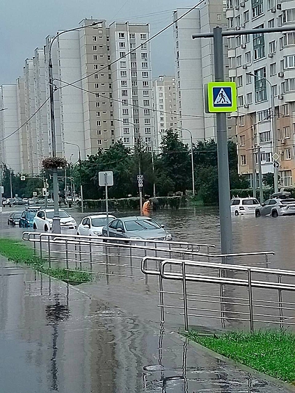 Затопленные автомобили на одной из дорог Москвы