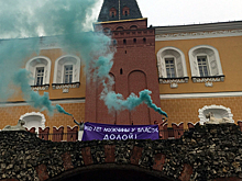 Задержанных на акции у стен Кремля феминисток отпустили из ОВД