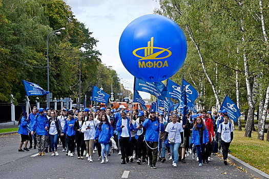 Первокурсники МФЮА приняли участие в грандиозном параде студенчества