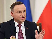 Президент Польши Дуда упал в море с доски для серфинга на глазах у журналистов