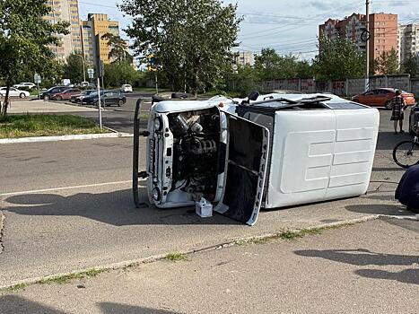 УАЗ перевернуло на бок после ДТП на перекрестке в Чите