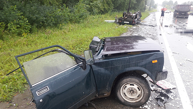Под Невьянском Иж, груженый щебнем, разорвало надвое при столкновении с другим авто, водитель погиб