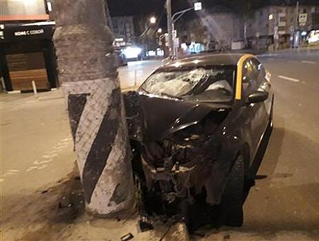 В Тольятти водитель на каршеринговом авто врезался в столб
