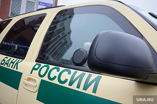 Под Саратовом на трассе перевернулся бронированный инкассаторский автомобиль