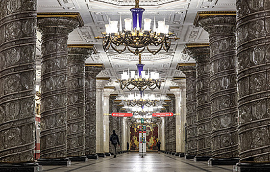 Подземные дворцы, станция "Сталинская" и "птица счастья": мифы и факты о метро Петербурга