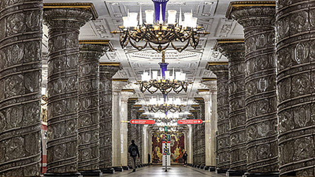 Подземные дворцы, станция "Сталинская" и "птица счастья": мифы и факты о метро Петербурга