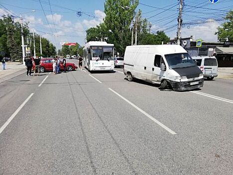 В Симферополе "Бентли" врезалась в микроавтобус