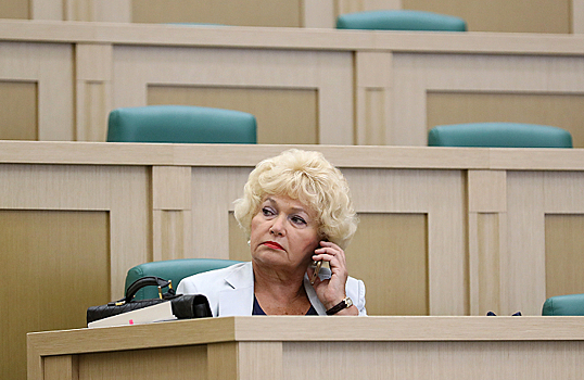 Нарусова удивилась, что в России нет закона о недопустимости одиночных пикетов