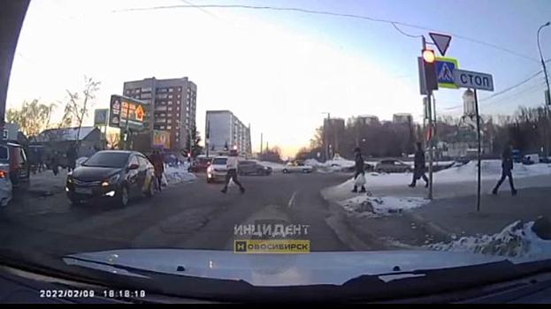 Полицейские разыскивают таксиста, перекрывшего дорогу пешеходам в Новосибирске