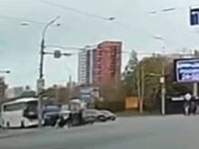 Появились кадры аварии в Ижевске, где машина на скорости влетела в автобус