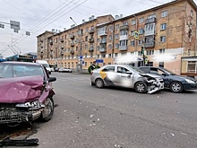 Столкнулись три машины: ДТП с такси произошло на перекрестке в Новокузнецке