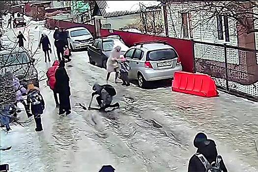 Российским детям пришлось катиться в школу по льду