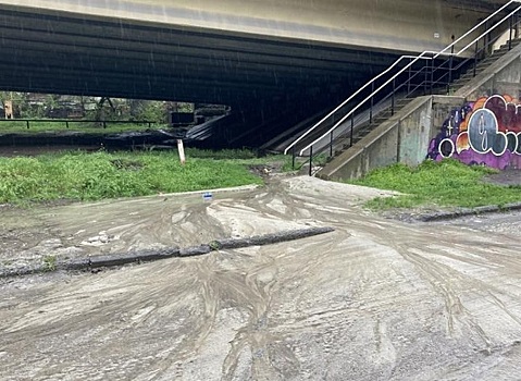 В Ростове из-за обильных дождей разрушается мост через реку Темерник