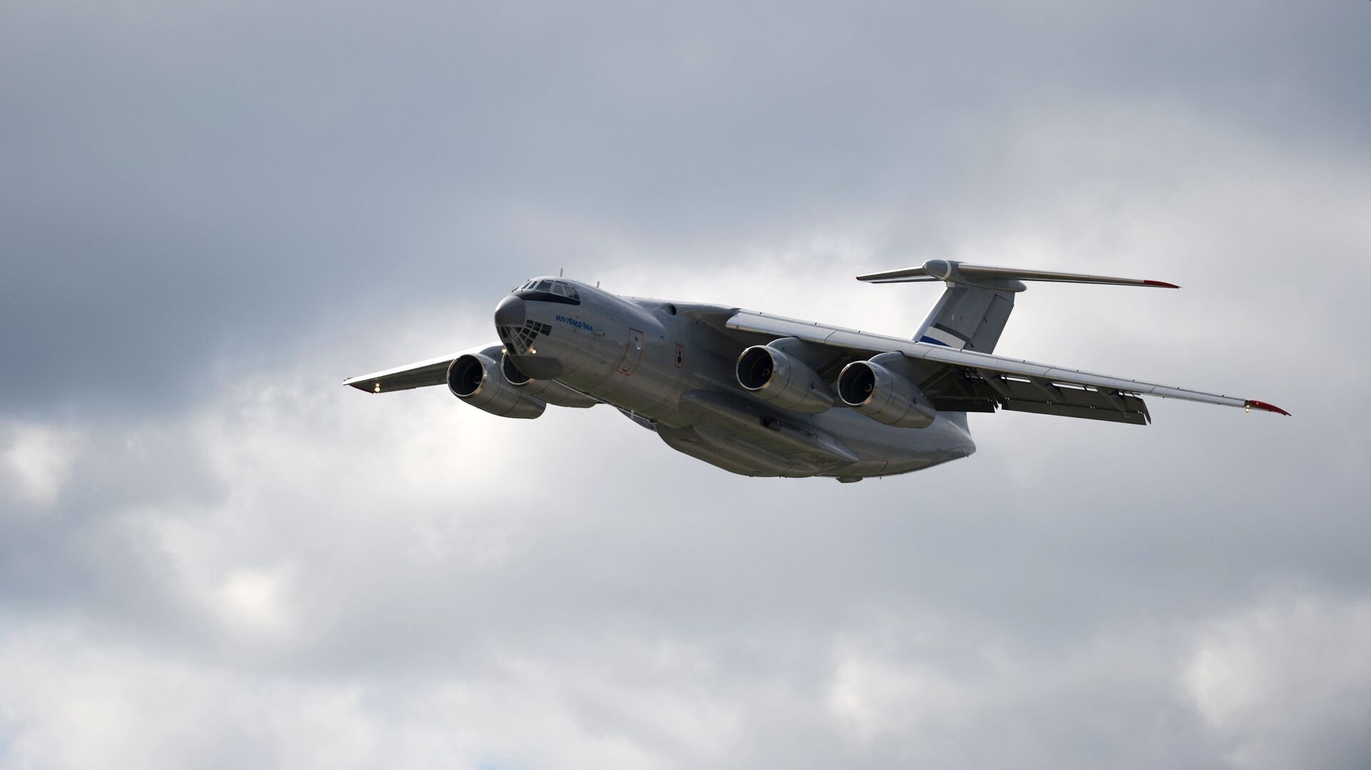 Над Нижним Новгородом заметили низколетящий Ил-76