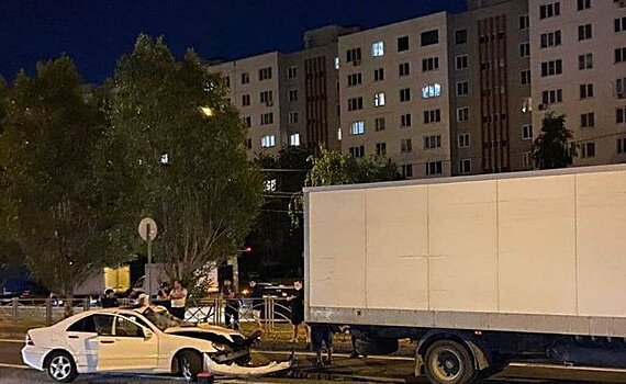 Водитель Mercedes погиб в столкновении с грузовиком "ГАЗ" в Казани