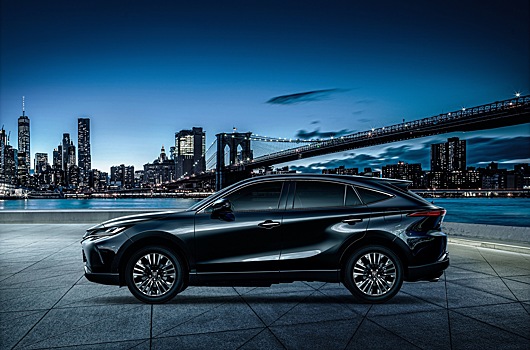 Новый кроссовер Toyota, недорогой субкомпактный Lexus и обновлённая «пятёрка» BMW: главное за неделю