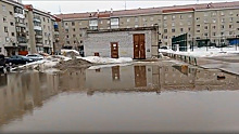 «Вода по щиколотку»: огромная лужа «терроризирует» жильцов пятиэтажки в Ноябрьске. ВИДЕО