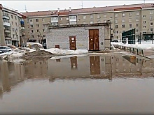 «Вода по щиколотку»: огромная лужа «терроризирует» жильцов пятиэтажки в Ноябрьске. ВИДЕО
