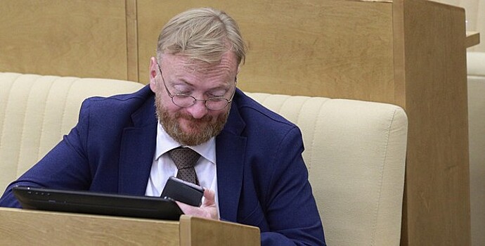 Милонов предложил запретить работодателям дарить сотрудникам iPhone
