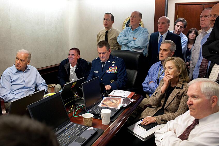 Президент США вместе с верхушкой руководства страны наблюдают за операцией по захвату Усамы бен Ладена, в ходе которой террорист был убит. Вашингтон, 2011