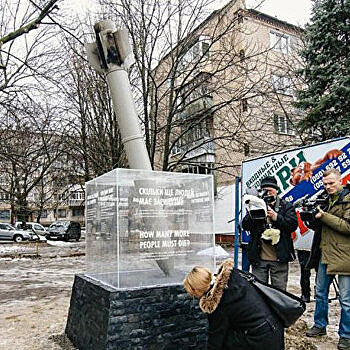 В Краматорске перенесли памятник погибшим при обстреле города. Это понравилось не всем