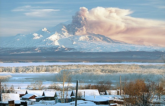 Камчатский вулкан Шивелуч выбросил столб пепла на высоту до 5,5 км