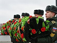 В Пензе возложили цветы и венки к стеле «Слава героям»