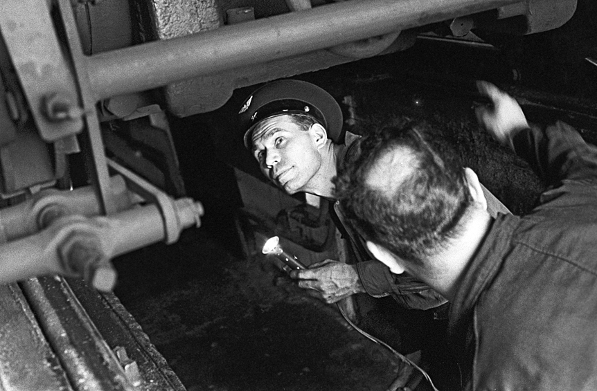 Специалисты Краснопресненского депо Московского метрополитена имени В.И.Ленина, несмотря на контроль специальных приборов, периодически осматривают ходовую часть электропоездов, 1977.