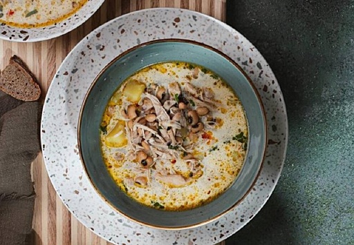 Для холодной весны: готовим густой суп с курицей и фасолью