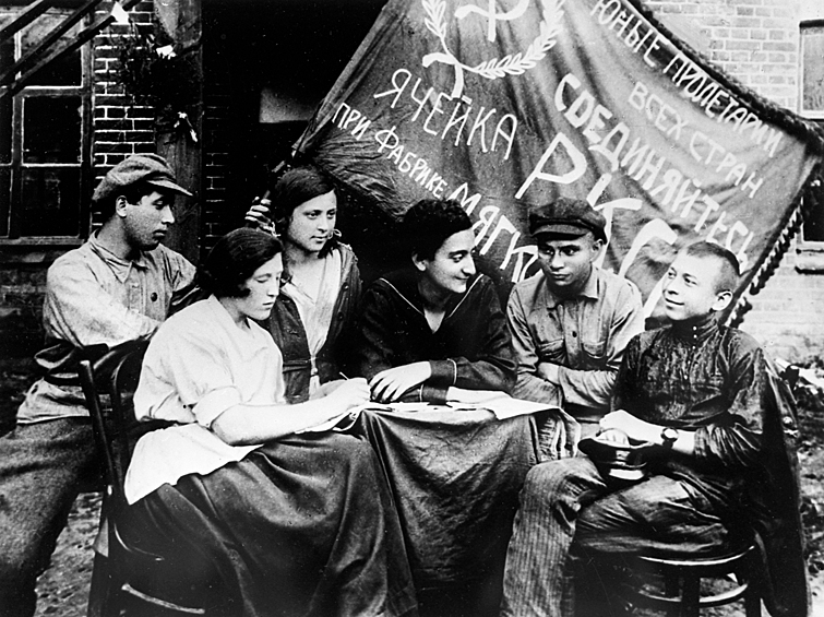 Заседание ячейки Российского коммунистического союза молодежи кожевников, начало 20-х годов 20 века