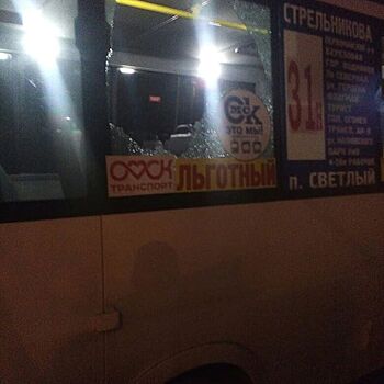 В Омске разбили стекло маршрутки из-за поездки по свежему асфальту