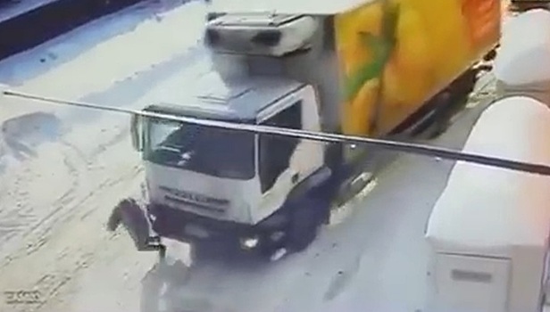 Грузовик едва не переехал 85-летнюю пенсионерку в Подмосковье