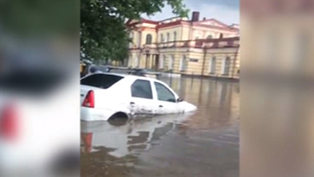 Потоки воды смывали асфальт и сбивали людей с ног после дождей на юге России