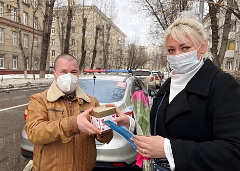 Сотрудники Госавтоинспекции вручили цветы женщинам-водителям в Рязанском