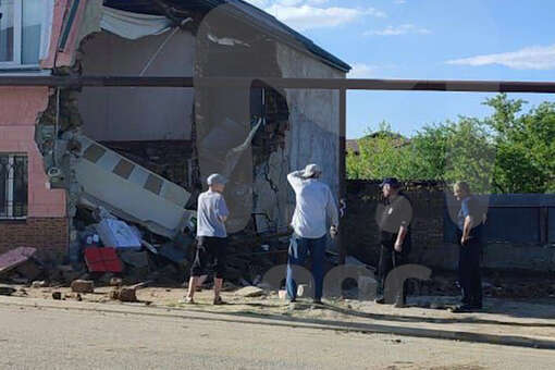 Mash: в Дагестане тракторист случайно разрушил стену жилого дома