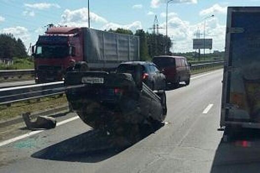 На Юбилейном мосту в Ярославле перевернулся автомобиль