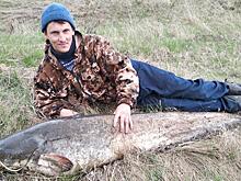 Отправил подрастать: россиянин поймал сома в «человеческий рост»